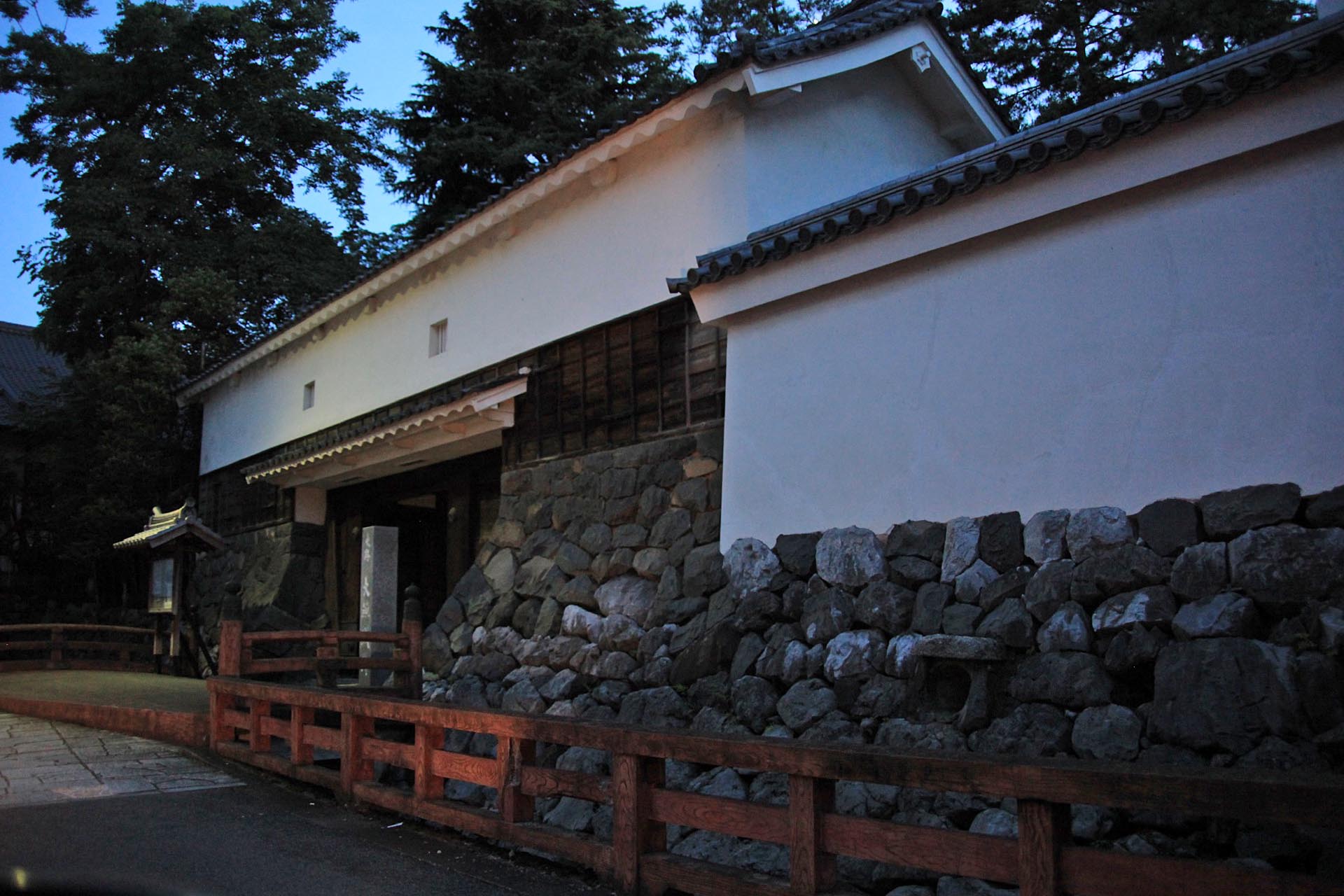 夏の夕暮れの大垣城跡　岐阜の風景