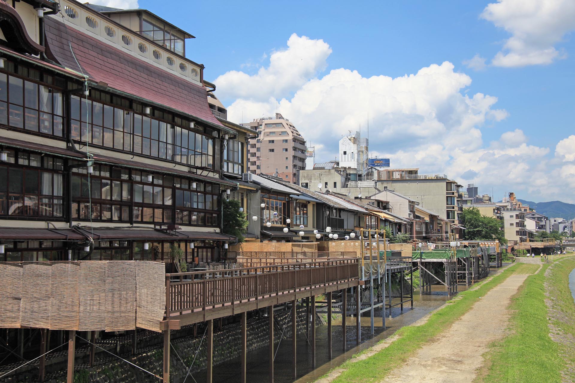 夏の京都　鴨川の納涼床　京都の風景