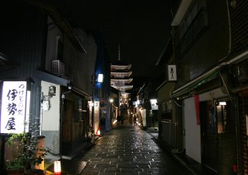 夜の京都　東山　法観寺の五重塔　京都の風景