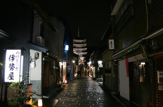 夜の京都　東山　法観寺の五重塔　京都の風景
