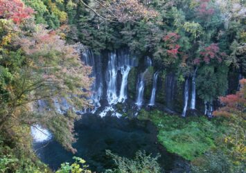 秋の白糸の滝　静岡の風景
