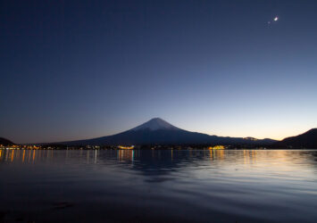 富士山と月と夜の河口湖　山梨の風景