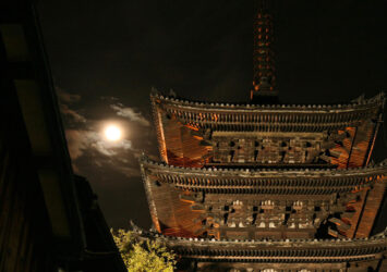 月と八坂の塔　京都の風景