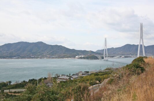 生口島から見る多々羅大橋と大三島　冬の瀬戸内海の風景