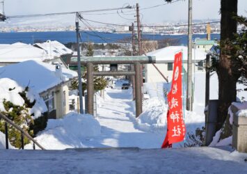 船魂神社から見る雪の函館の風景　北海道の冬の風景
