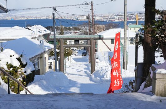 船魂神社から見る雪の函館の風景　北海道の冬の風景