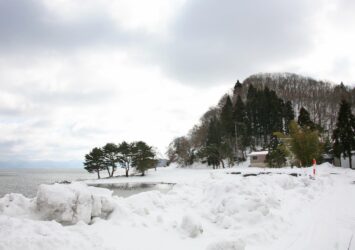 冬の猪苗代湖畔の風景　福島の風景