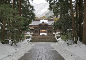 冬の弥彦神社　新潟の風景