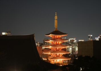 冬の夜の浅草　浅草寺五重塔　東京の冬の風景