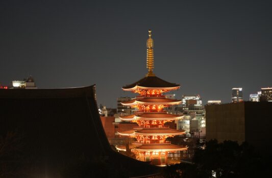 夜の浅草　浅草寺五重塔　東京の冬の風景