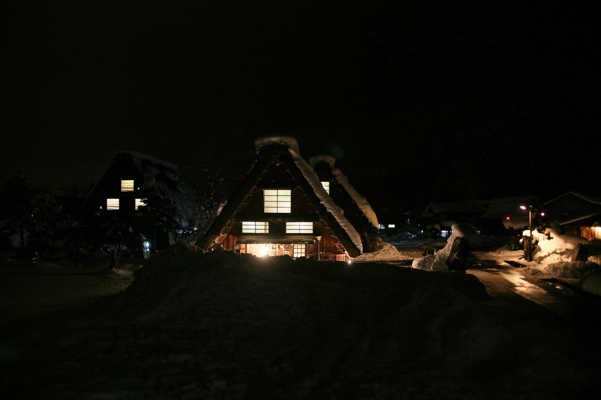 雪の夜の合掌造りの集落　白川郷　岐阜の風景