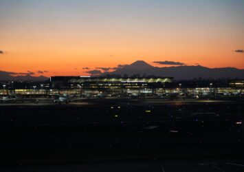 夕暮れの富士山と羽田空港　東京の冬の風景