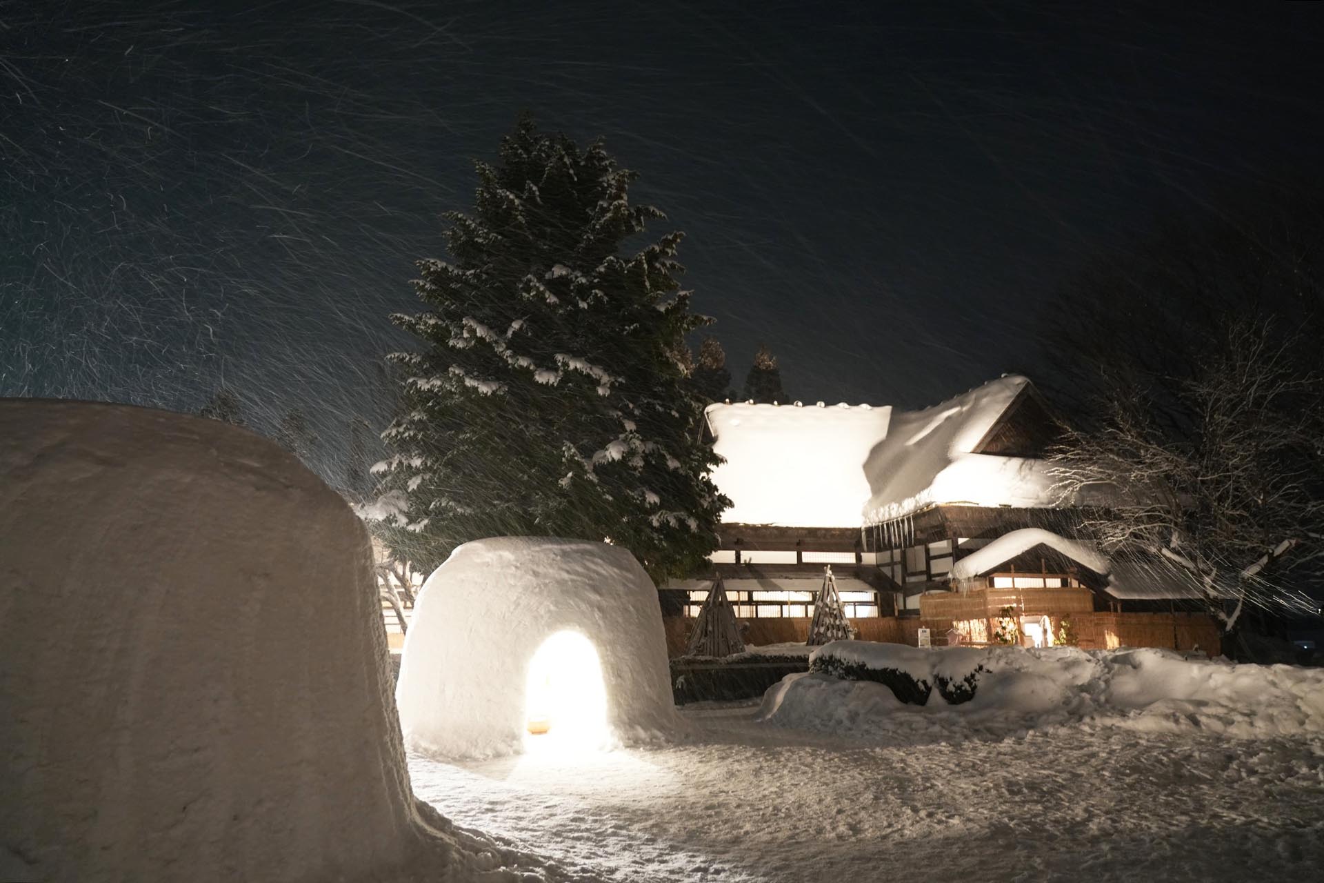 冬の夜の風景　横手のかまくら　秋田の風景