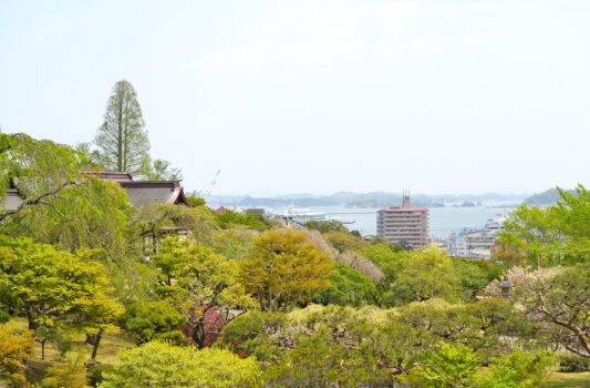 志波彦神社の参道から見る塩釜湾　宮城の風景