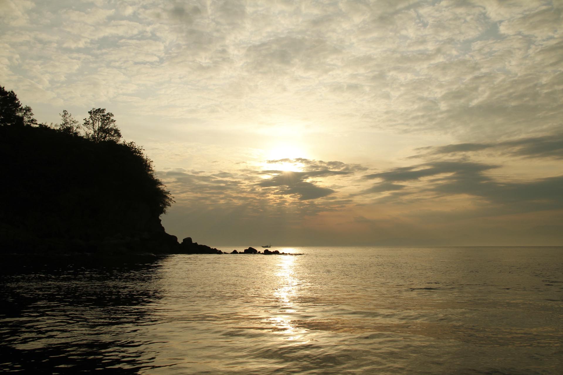 五月の瀬戸内海の朝の風景　愛媛の風景