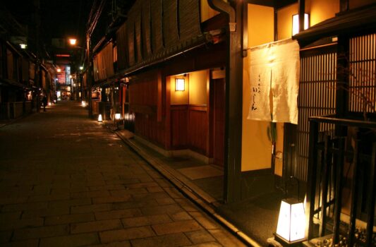 夜の京都　祇園新橋の町並み　京都の風景