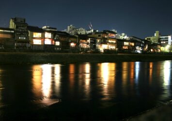 夜の鴨川　京都の風景