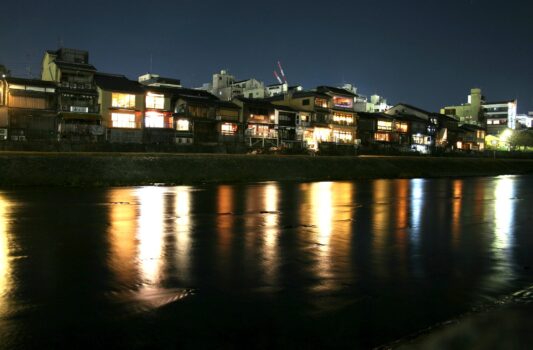 夜の鴨川　京都の風景