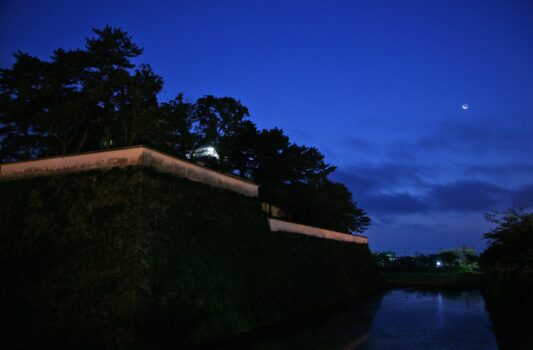夏の夜明けの島原城　長崎の風景