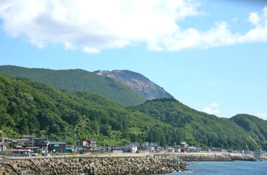 夏の恵山と恵山町の町並み　北海道の夏の風景