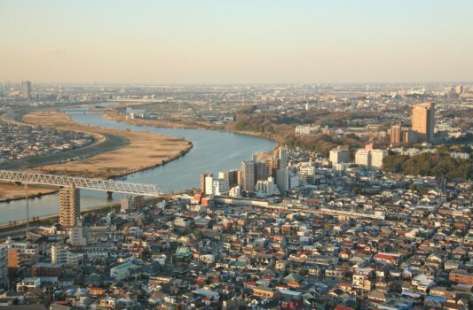 「I-linkタウンいちかわ」から見る江戸川と京成線と夕方の市川の町並み　千葉の風景