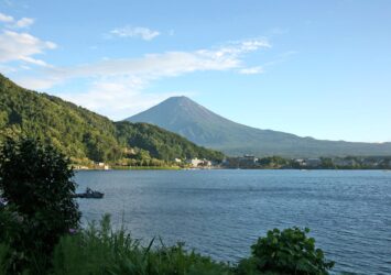 夏の河口湖と富士山　山梨の風景