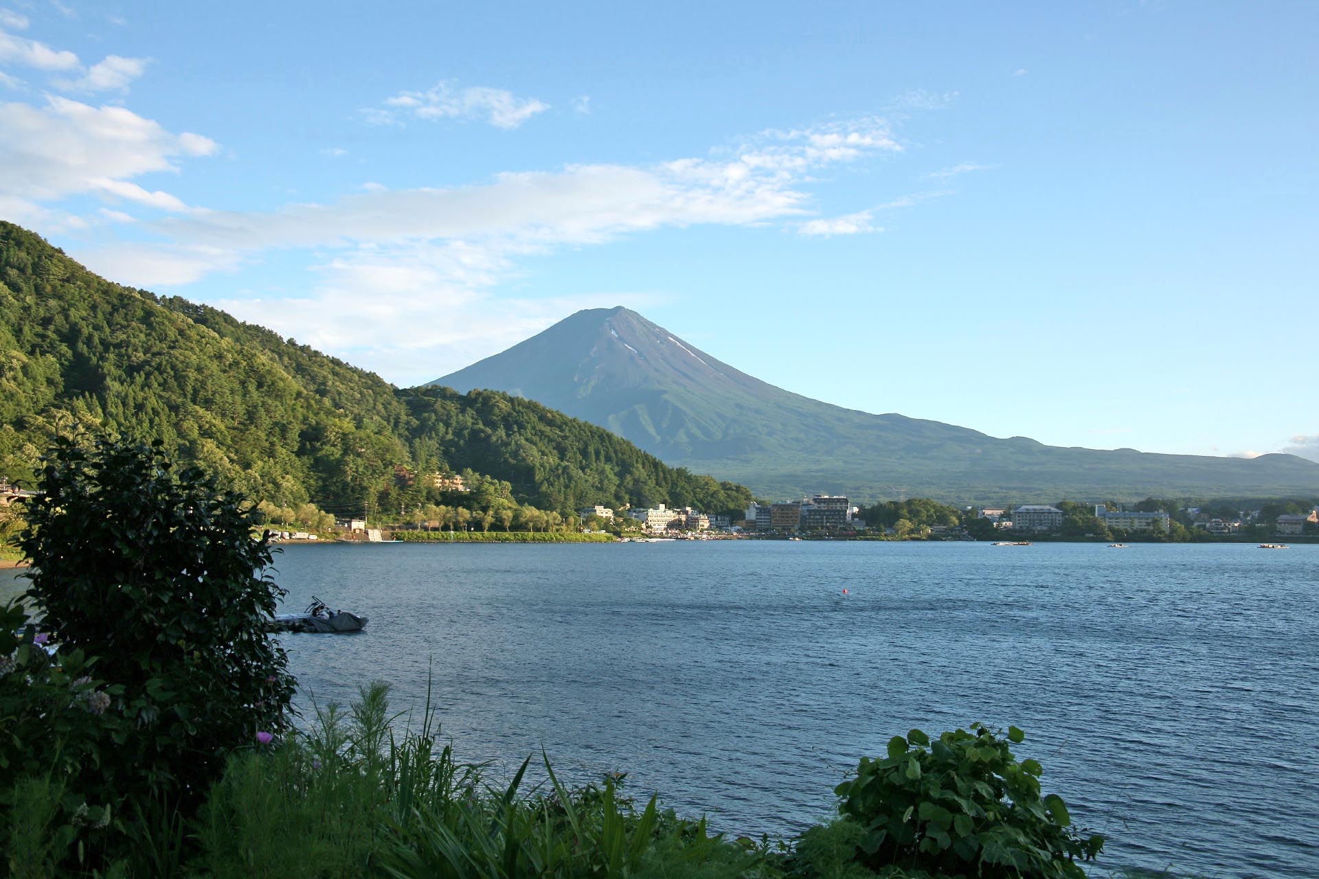 夏の河口湖と富士山　山梨の風景