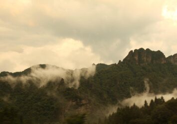 夏の夕立の後の妙義山の風景　群馬の風景