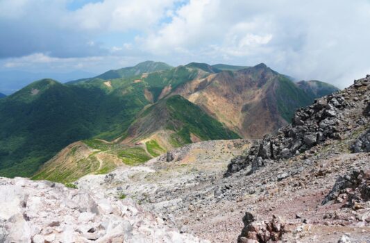 夏の那須岳　茶臼岳山頂から見る風景　夏の栃木の風景