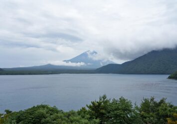 夏の富士山と本栖湖　山梨の風景