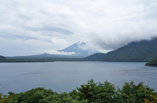 夏の本栖湖と富士山　山梨の風景