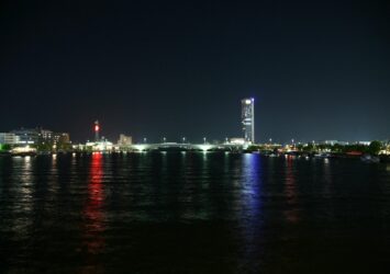夜の新潟の風景　朱鷺メッセと信濃川