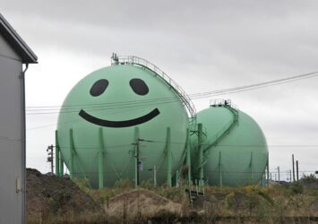 笑顔のガスタンク　新潟の風景