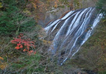 紅葉と秋の袋田の滝　茨城の風景