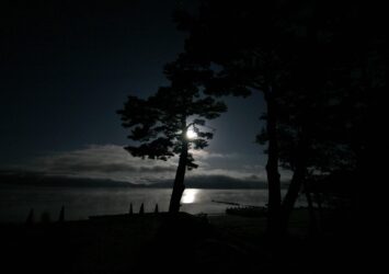 月と田沢湖　秋田の風景