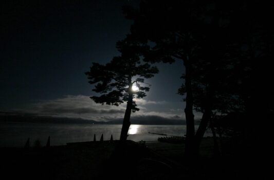 月と田沢湖　秋田の風景