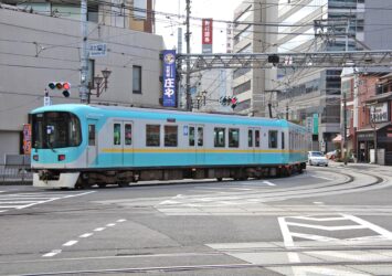 車と一緒に電車が行く　京津線が走る風景　滋賀の風景