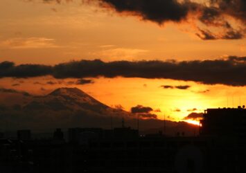 冬の夕暮れの富士山と夕焼け空　埼玉の風景