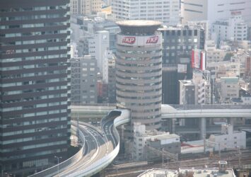 「ビルの中を通る高速道路」　大阪の風景