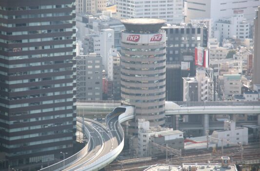 「ビルの中を通る高速道路」　大阪の風景