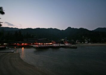 冬の早朝の厳島神社　広島の風景