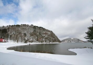 冬の猪苗代湖　福島の冬の風景