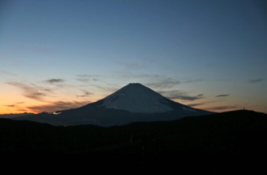 冬の夕暮れの富士山　神奈川の冬の風景