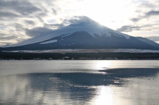真冬の山中湖と富士山　山梨の冬の風景