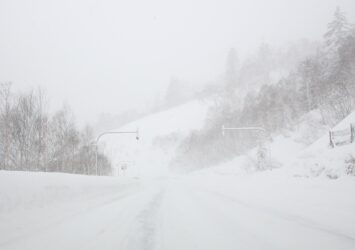 雪の国道230号線　冬の北海道の風景