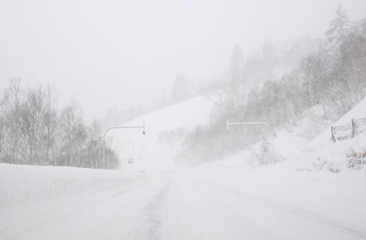 冬の北海道の雪道