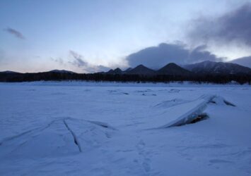 冬の糠平湖　北海道の冬の風景