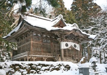 雪の中の十和田神社　青森の冬の風景
