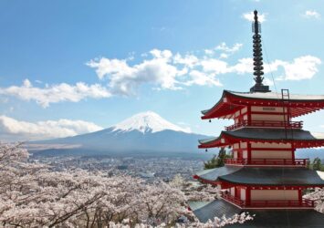 富士山と桜と五重塔　山梨の春の風景