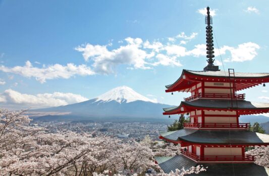 富士山と桜と五重塔　新倉山浅間公園　山梨の春の風景